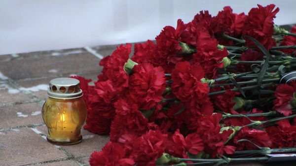 Цветы и свечи, архивное фото - Sputnik Қазақстан