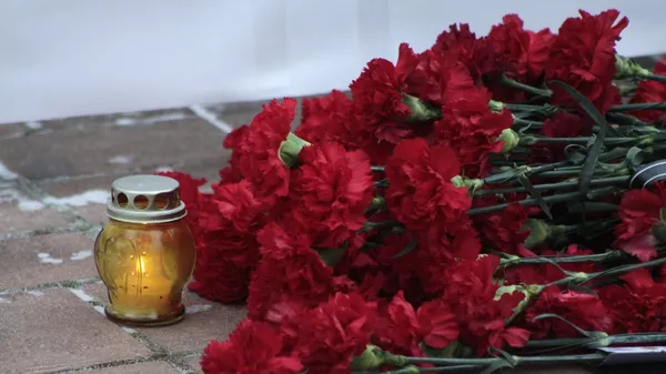 Цветы и свечи, архивное фото - Sputnik Казахстан