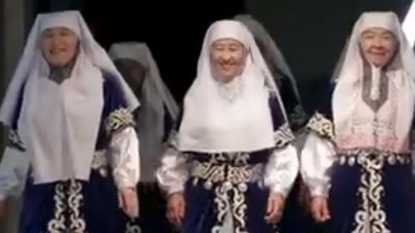 Ансамбль казахских бабушек Лебеднок покорил китайское шоу - Sputnik Казахстан