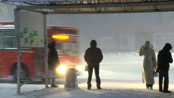 Пассажиры ждут автобус на остановке, архивное фото - Sputnik Казахстан