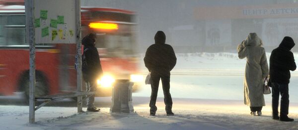 Пассажиры ждут автобус на остановке, архивное фото - Sputnik Казахстан