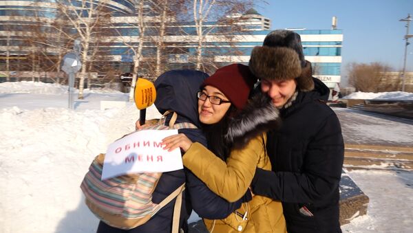 Иди ко мне: реакции столичных на обнимашки - Sputnik Казахстан