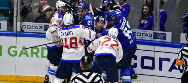 Потасовка на матче межу ХК Барыс и Лада Потасовка на матче межу ХК Барыс и Лада - Sputnik Казахстан