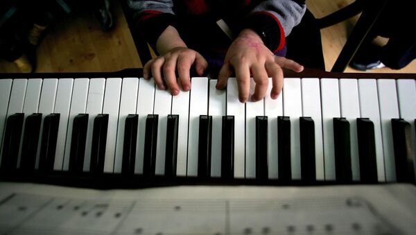 Ребенок играет на пианино, архивное фото - Sputnik Казахстан