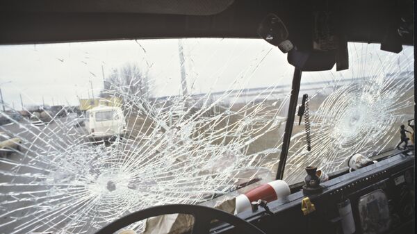 Разбитое стекло автобуса, иллюстративное фото - Sputnik Казахстан