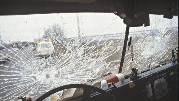 Разбитое стекло автобуса, иллюстративное фото - Sputnik Казахстан
