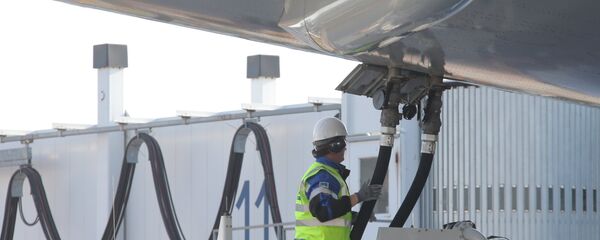 Заправка пассажирского самолета с помощью топливно-заправочного комплекса, архивное фото Заправка пассажирского самолета с помощью топливно-заправочного комплекса, архивное фото - Sputnik Казахстан