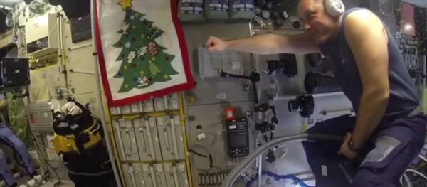 Российский космонавт на пылесосе на МКС Российский космонавт на пылесосе на МКС - Sputnik Казахстан