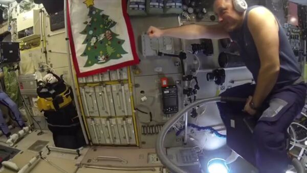 Российский космонавт на пылесосе на МКС - Sputnik Казахстан