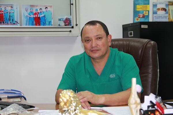 Почетный консул Казахстана в Таласской области, врач-ортопед Сабырбек Джумабеков Почетный консул Казахстана в Таласской области, врач-ортопед Сабырбек Джумабеков - Sputnik Казахстан
