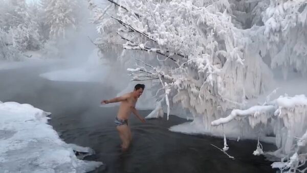 В Оймяконе туристы купались в 50-ти градусный мороз - Sputnik Казахстан