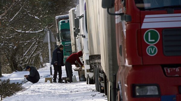 Грузовые автомобили на зимней дороге, архивное фото - Sputnik Казахстан