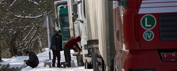 Грузовые автомобили на зимней дороге, архивное фото - Sputnik Казахстан