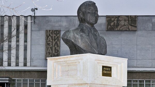 Памятник Шакену Айманову на территории киностудии Казахфильм, архивное фото - Sputnik Казахстан
