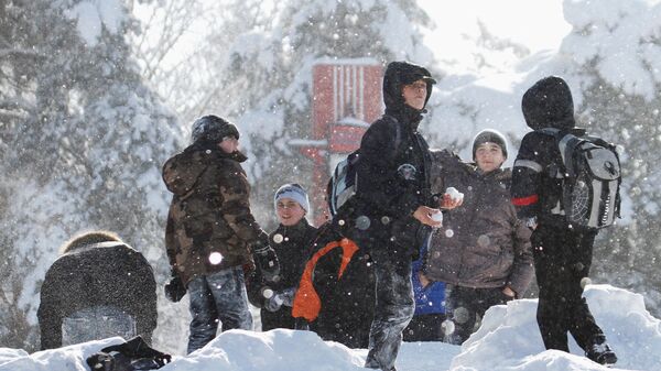Школьники играют в снежки, архивное фото - Sputnik Казахстан