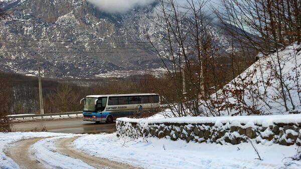Автобус на заснеженной трассе, архивное фото - Sputnik Қазақстан