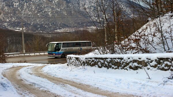 Автобус на заснеженной трассе, архивное фото - Sputnik Казахстан