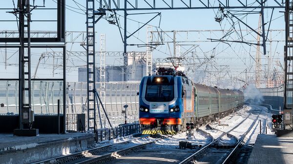 Пассажирский поезд на вокзале Нурлы жол - Sputnik Қазақстан
