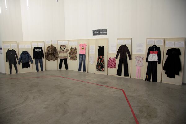 Выставка одежды жертв насилия в Алматы - Sputnik Казахстан