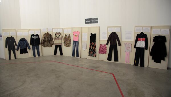 Выставка одежды жертв насилия в Алматы - Sputnik Казахстан