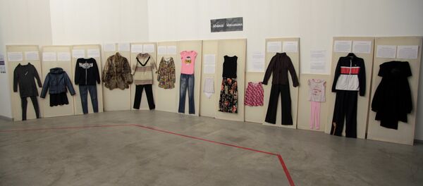 Выставка одежды жертв насилия в Алматы - Sputnik Казахстан