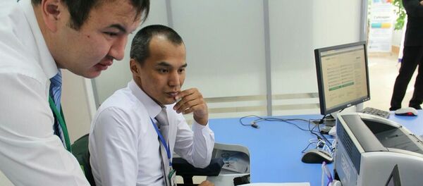 Еркин Габбасов – специалист по приему документов отдела Специализированного ЦОНа г. Кокшетау - Sputnik Казахстан