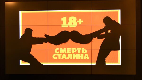 Реклама фильма Смерть Сталина на мониторе в кинотеатре - Sputnik Казахстан