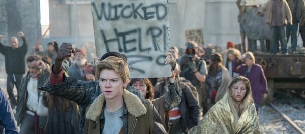 Бегущий в лабиринте: Лекарство от смерти. Кадр из фильма - Sputnik Казахстан