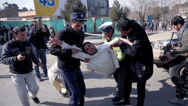 Люди переносят раненых в больницу после взрыва в Кабуле , Афганистан 27 января 2018 - Sputnik Казахстан