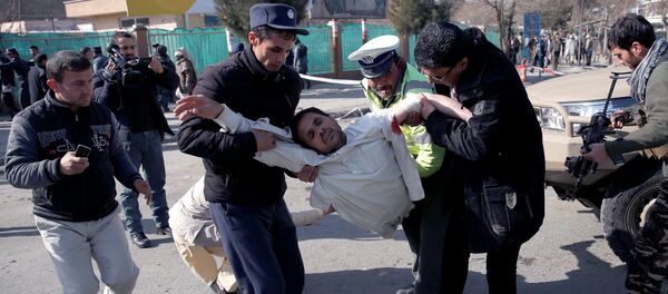 Люди переносят раненых в больницу после взрыва в Кабуле , Афганистан 27 января 2018 Люди переносят раненых в больницу после взрыва в Кабуле , Афганистан 27 января 2018 - Sputnik Казахстан