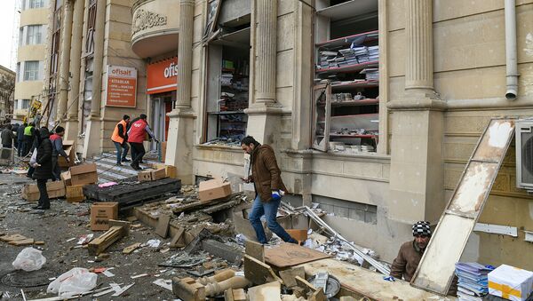 Последствия взрыва в подвале жилого дома в центре Баку - Sputnik Казахстан