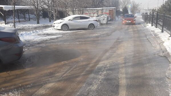 Прорвавшая из трубы вода залила улицу - Sputnik Казахстан