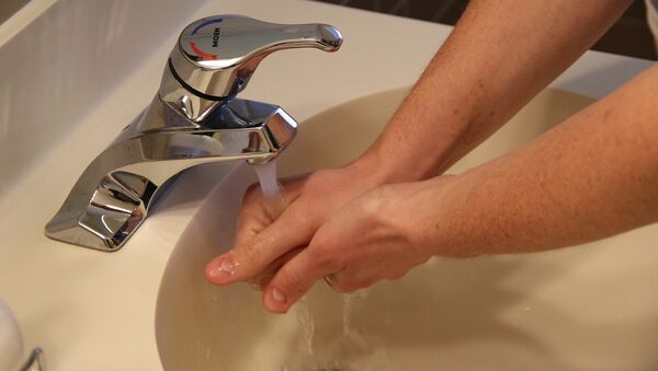 Человек моет руки под струей воды из-под крана, иллюстративное фото - Sputnik Казахстан