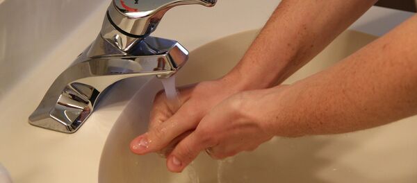 Человек моет руки под струей воды из-под крана, иллюстративное фото Человек моет руки под струей воды из-под крана, иллюстративное фото - Sputnik Казахстан