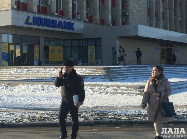 Сотрудников банка эвакуировали Сотрудников банка эвакуировали - Sputnik Казахстан