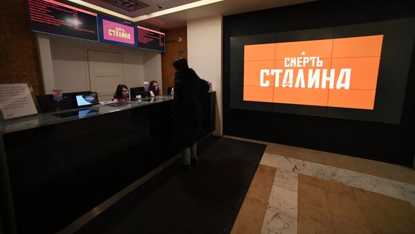 Реклама фильма Смерть Сталина на мониторе в кинотеатре - Sputnik Казахстан