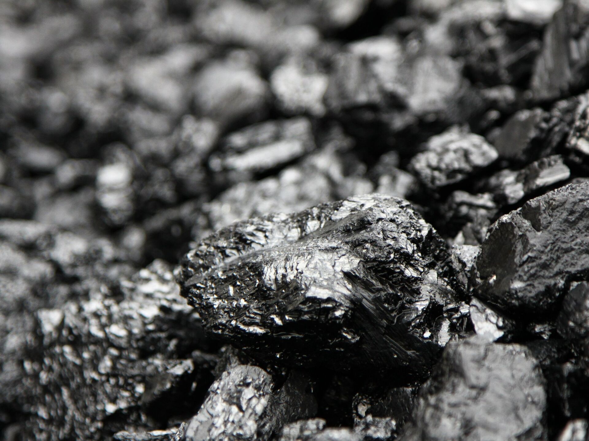 Каменный уголь на урале. Уголь. Каменный уголь. Уголь Донбасса. Крупный уголь.