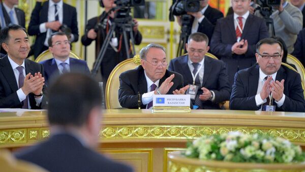 Помощник президента РК по международным вопросам Нурлан Онжанов (справа), архивное фото - Sputnik Казахстан