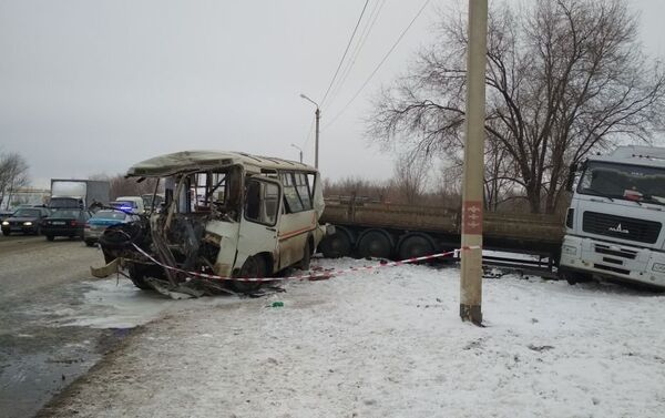 Грузовик столкнулся с пассажирским автобусом - Sputnik Казахстан
