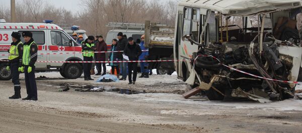 Грузовик столкнулся с пассажирским автобусом Грузовик столкнулся с пассажирским автобусом - Sputnik Казахстан
