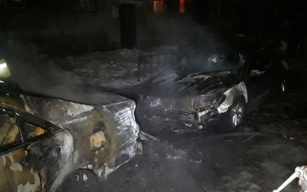 Два автомобиля загорелись в алматинском дворе - Sputnik Казахстан