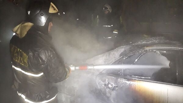 Два автомобиля загорелись в алматинском дворе - Sputnik Казахстан
