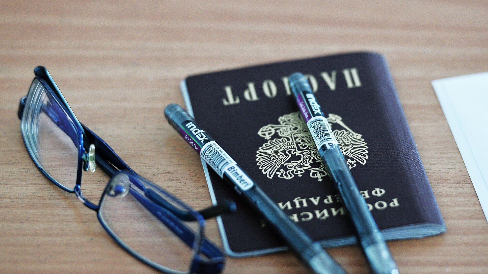 Паспорт гражданина РФ и ручки на столе, архивное фото - Sputnik Казахстан, 1920, 08.04.2022