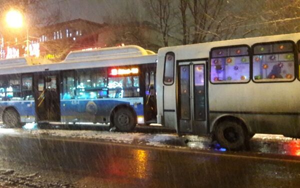 Два автобуса столкнулись на  Сейфуллина - Маметова в Алматы - Sputnik Казахстан