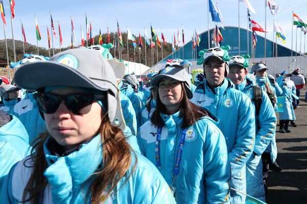 Спортсмены на церемонии поднятия флага Казахстана в олимпийской деревне - Sputnik Казахстан