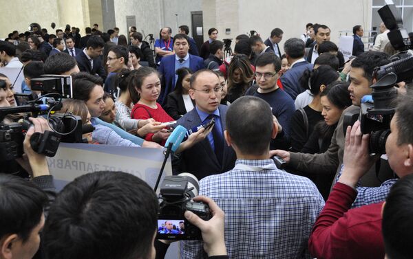 Даурен Абаев в окружении журналистов - Sputnik Казахстан