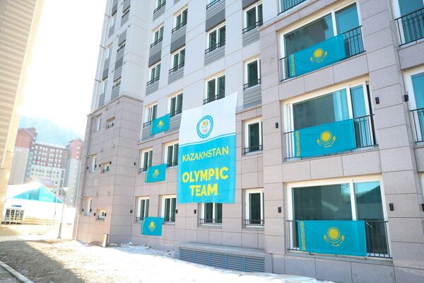 Флаги Казахстана в олимпийской деревне - Sputnik Казахстан