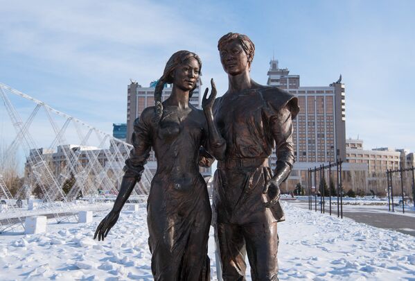 Скандальная скульптура девушки из композиции Влюбленные в Астане - Sputnik Казахстан