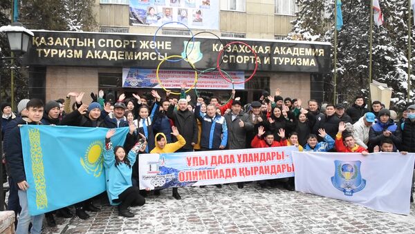 Танцем поддержали олимпийцев студенты алматинской спортивной академии - Sputnik Казахстан