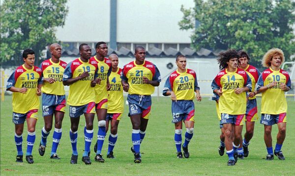 Сборная Колумбии во время последней тренировки перед отъездом на Кубок мира 1998 года во Францию  - Sputnik Казахстан